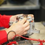 mechanik naprawia alternator